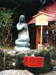 辰子像(御座石神社境内)写真