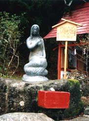 辰子像（御座石神社境内）写真