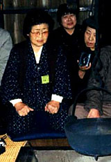 語る斉藤しづえさん（2002年２月、“みちのく民話祭り”）