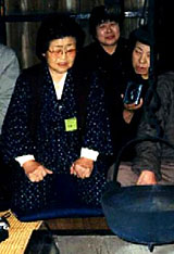 語る斉藤しづえさん(2002年2月、“みちのく民話祭り”)