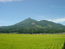 南側から磐梯山を望む