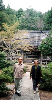 横山寺全景。歩く藤野さんと小室氏。