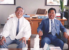 嶋田惣五郎氏と相川義廣教育長